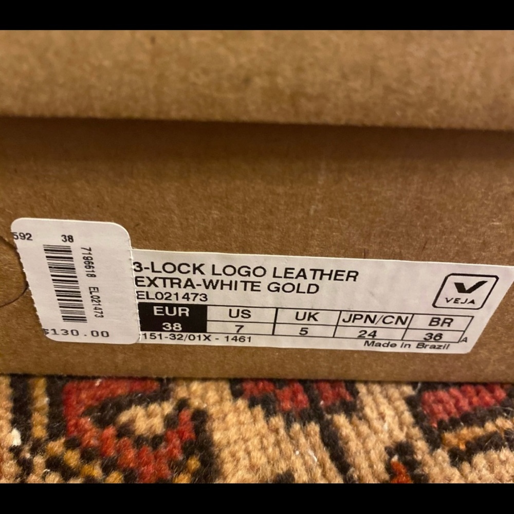 On hold** Veja box